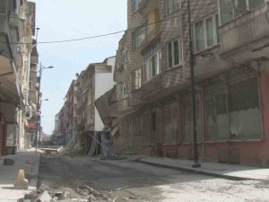 Malatya’da Ağır Hasarlı Bir Bina Daha Kendiliğinden Yıkıldı