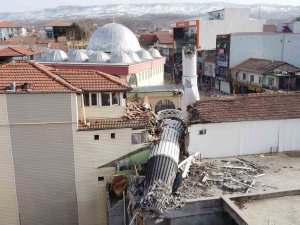 Cami Minaresi Apartmanı İkiye Böldü
