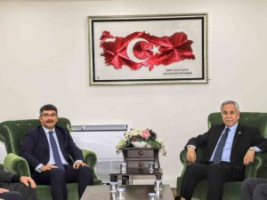 Arınç, Deprem Seferberliği İçin Şehzadeler Belediyesine Teşekkür Etti