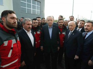 Cumhurbaşkanı Erdoğan, Bahçeli Ve Destici Deprem Bölgesinde Alperen Ocakları Arama Kurtarma Ekibi İle Görüştü