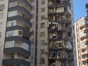 Depremde Ağır Hasar Alan Bina Kontrollü Yıkıldı
