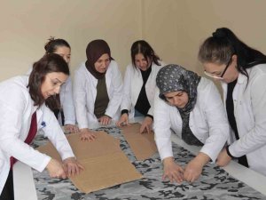 Bitlis’te Kadınlar Depremzedeler Üşümesin Diye Kolları Sıvadı