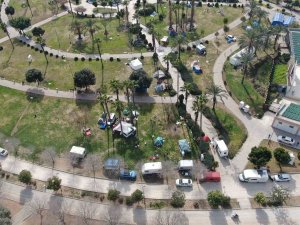 Apartmanda Yaşamaya Korkan Adanalılar Parkta Konaklıyor