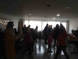 Depremzede Miniğe Doğum Günü Sürprizi