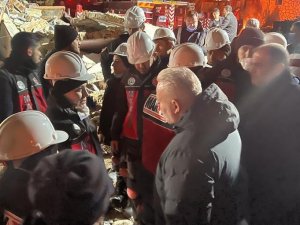 Deprem Bölgesine İ̇zmir’den İlk Onlar Gitti: "Neyle Karşılaşacağımızı Bilmeden Yola Çıktık"