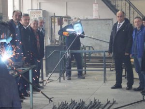 Tavşanlı’da Öğretmen Ve Öğrenciler Deprem Bölgesine Çadır Üretiyor