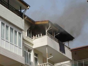 Kriz Geçirip Evi Ateşe Verdi, Müdahale İçin Gelen Ekiplere Ecel Teri Döktürdü