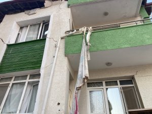 Deprem Geride Acı Hikayeler Bıraktı: Perde Ve Çarşafla Hayata Tutunuş