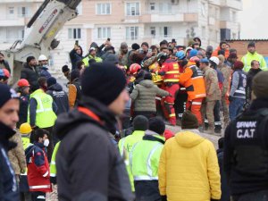 Enkazdan 106 Saat Sonra Sağ Çıkarılan Elif İlk İsteği Olan Çantaya Kavuştu