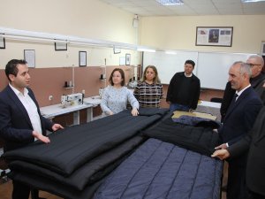 Kula’da Depremzedeler İçin Tulum Üretiliyor