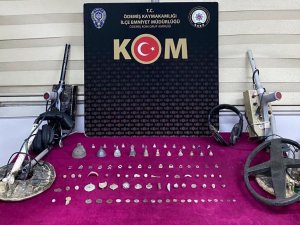 İ̇zmir Polisi Tarihi Eser Kaçakçısını Takiple Yakaladı