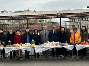 Depremzede Öğrenciler İçin Hayır Çarşısı Kuruldu