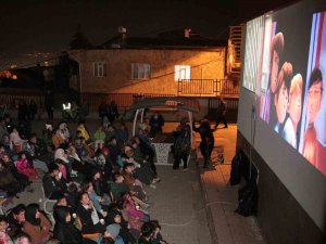 Depremin Çocuklarına Okul Bahçesinde Etkinlik