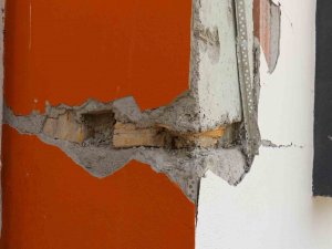 4 Yıllık Binanın Kolon Ve Kiriş Aralarında Tahta Parçaları Çıktı