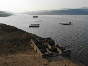 Barajla Sular Altında Kalan Köy Kuraklıkla Günyüzüne Çıktı