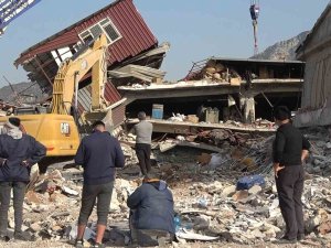 30 Yıl Çalıştıkları Dükkanların Enkaz Kaldırma Çalışmalarını İzlediler