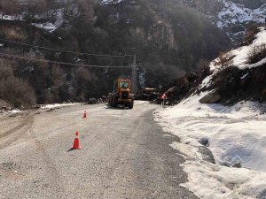 Beytüşşebap’ta Dev Kaya Parçaları Yola Düştü, Ulaşım Aksadı