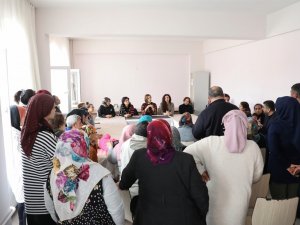 Kütahya’da Protokol Üyelerinin Eşleri Depremzede Kadınları Ziyaret Etti