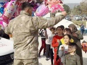 Kahraman Mehmetçik’ten Depremin Çocuklarına Moral Desteği