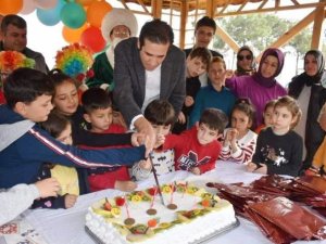 Mersin’de Depremzede Çocuklara Doğum Günü Sürprizi