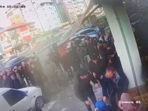 Kafasına Buz Düşerek Hayatını Kaybeden Vatandaş Güvenlik Kamerasına Yansıdı