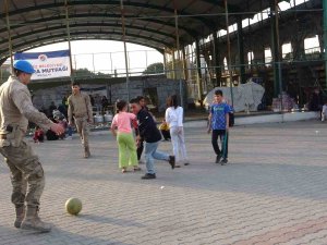 Mehmetçik’ten Depremzede Çocuklara Moral Desteği