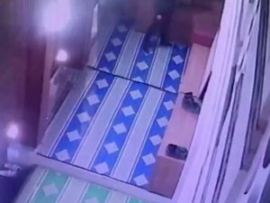 Fatih’te Takip Ettiği Adamın Ayakkabısını Camide Çaldı