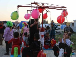 Seyyar Salıncakla Eğlenen Depremzede Çocukların Mutluluğu Gözlerinden Okundu