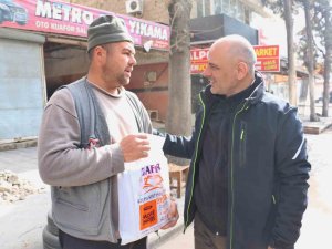 Depremzede Genç Yeni Test Kitaplarına Kavuştu