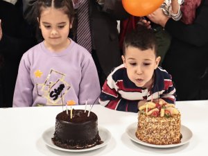 Depremzede Miniklere Doğum Günü Sürprizi