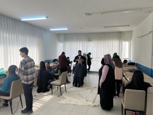 Gönüllü Kuaförler Depremzedelerin Saç Ve Cilt Bakımını Yaptı