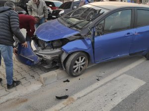 Depremzedeler Dönüş Yolunda Kaza Yaptı: 2 Yaralı