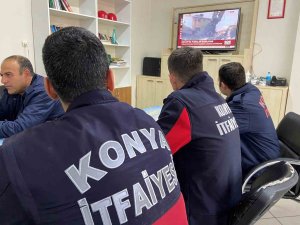 Enkaz Altında Çividen Korkan Çocuğu Çiviye Çorap Geçirip Çıkarttılar