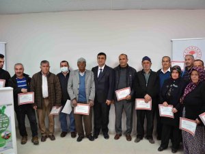 Kekik Mektebini Başarıyla Tamamlayan Çiftçiler Sertifikalı Oldu