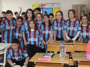 Asbaşkan Ertuğrul Doğan’dan Öğrencilere 11 Bin 461 Bordo Mavili Forma