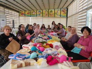 Tarsuslu Kadınlar Depremzedeler İçin Örüyor
