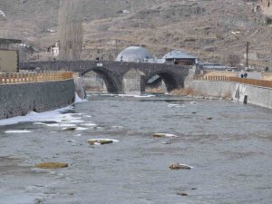 Kars Çayı’nın Buzları Çözülmeye Başladı