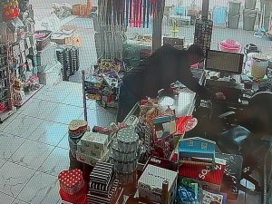 Batman’da Güpegündüz Yaşanan Hırsızlık Saniye Saniye Kameraya Yansıdı