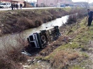 Kontrolden Çıkan Araç, Dereye Uçtu