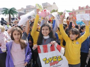 Binlerce Oyuncağı Havadan Attılar, Kumbaraları Doldurup Gönderdiler