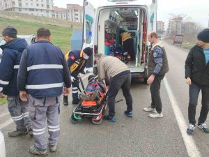 Tekirdağ’da Kamyon İle Hafif Ticari Araç Çarpıştı: 2 Yaralı