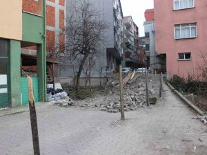 "Tapusu Bende" Dedi, Yolu Kapattı