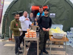 Gasto İ̇negöl Şefleri Günlük 11 Bin Kişiye Sıcak Yemek Çıkarıyor