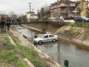 Park Halindeki Otomobil Dereye Uçtu