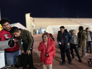 Depremden Etkilenen Çocuklar, T3 Vakfı Çadırında Astronotla Eğlenceli Zaman Geçiriyor
