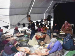 Boyabatlı Kadınlardan Depremzedeler İçin Hayır Panayırı