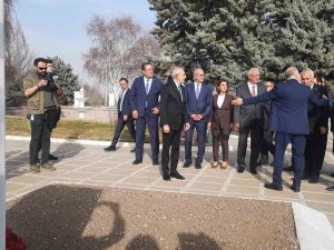 Deniz Baykal, 1 Mart Tezkeresinin Yıldönümünde Mezarı Başında Anıldı