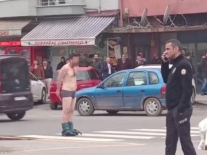 Elinde Bıçakla Yarı Çıplak Caddeye Çıktı: Kimse Ne Olduğunu Anlayamadı