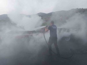 İ̇ş Makinesi Taşıyan Tır Seyir Halindeyken Yandı