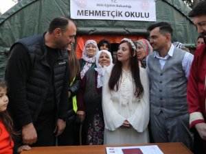 Çadır Kentte İlk Nikah: İ̇nsanlara ’Umut’ Olsun Diye Evlendiler